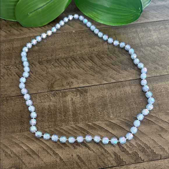 Jewelry - Elegant Iridescent Beaded Necklace